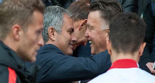 بالفيديو.. "المنقذ" و"القناص" ودي خيا "المبدع" وعناق الاستاذ والتلميذ في لقطات اليونايتد وتشيلسي 